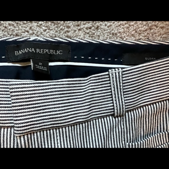 Adorable Banana Republic size 2 navy pinstripe and piped Size 2 crop dress pants - Picture 4 of 5